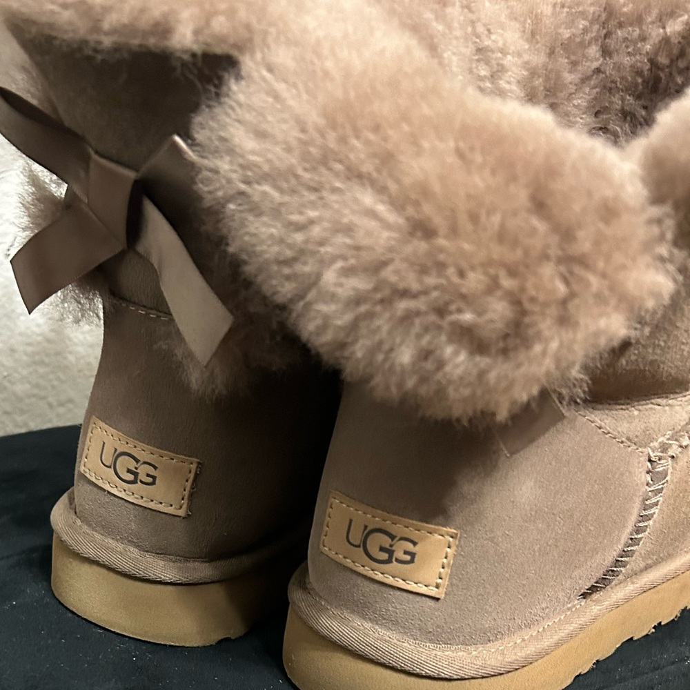 Gently Worn Ugg, Excellent Condition - image 5